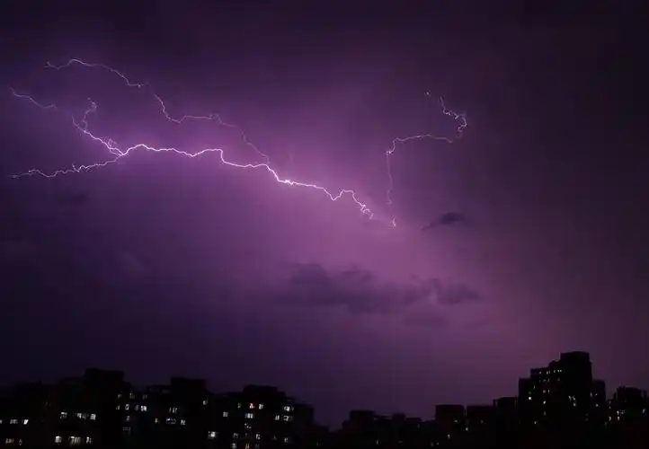 宛如特效!镜头抓拍到闪电划过北京夜空瞬间