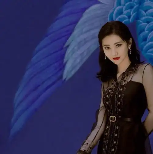 其实你仔细看就会发现,景甜因为常年跳舞,所以非常的有气质,而且身材