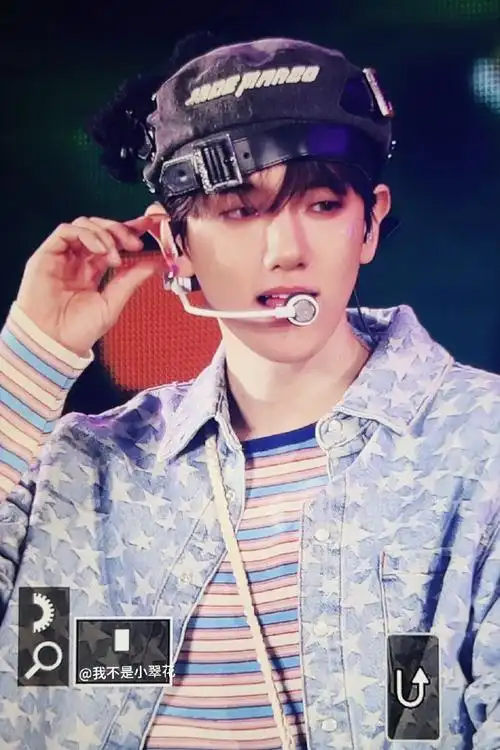 边伯贤超话#边伯贤亚洲巡演#  240610 香港演唱会  小狗眼睛亮晶晶