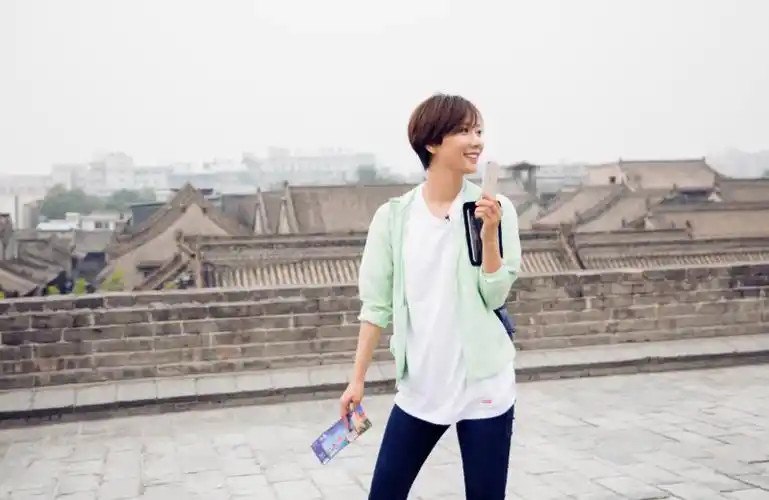 王珞丹素颜健身照曝光状态不佳发际线后移网友调侃像葛优