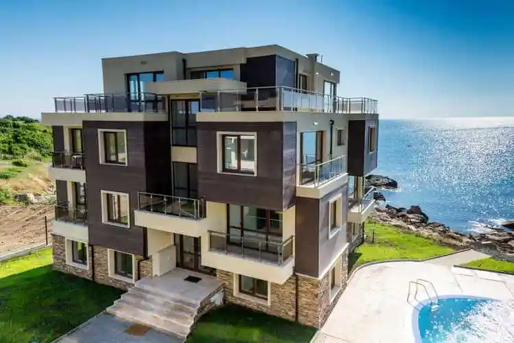 日落下的别墅泳池