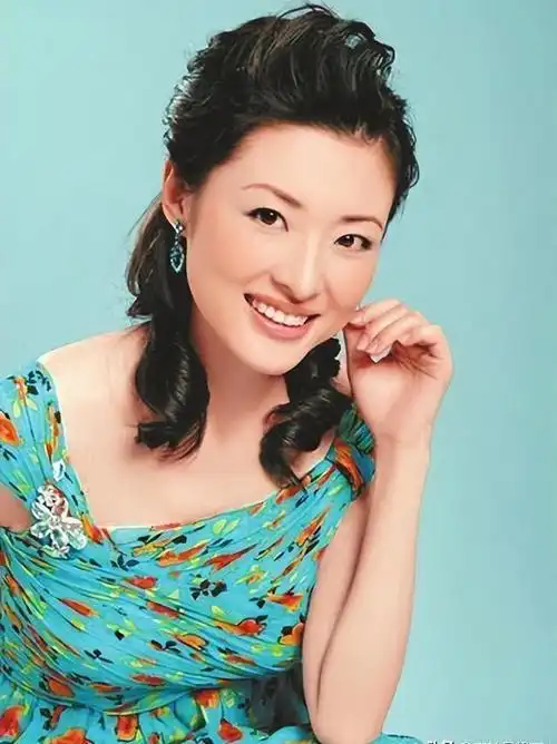 央视美女主持人周涛:二婚嫁大8岁亿万富商,辞职后成国企老总