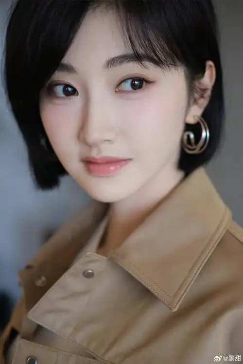 景甜短发搭配驼色皮衣妆容精致温柔甜美