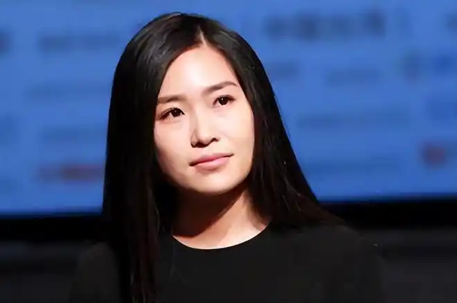 张艺谋长女张末一婚嫁老外被家暴二婚获幸福如今当上大导演