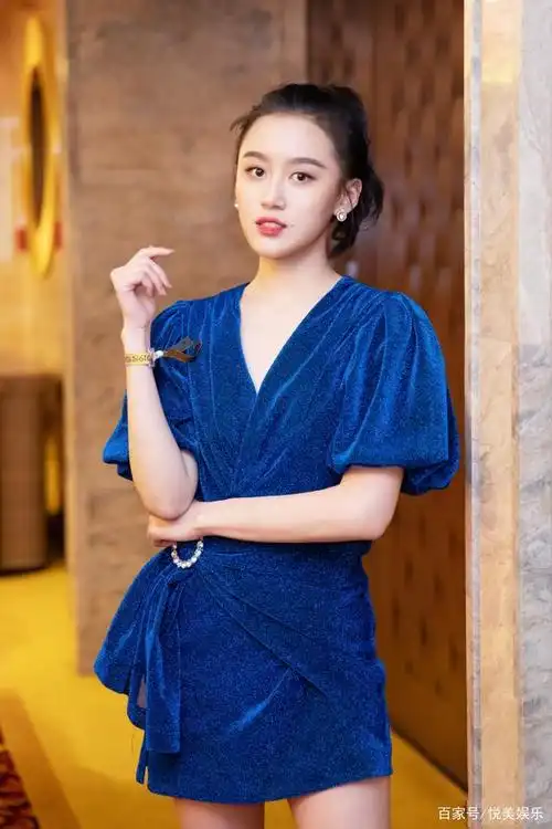 李源冰蓝色超短裙灵动又俏丽,大胆秀出嫩白笔直大长腿,爱了爱了