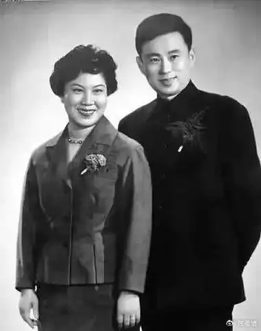 1943年,二十二岁的徐玉兰认识了清秀帅气,文质彬彬的青年俞则人,两人