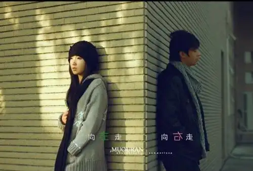 求两个人擦肩而过的图片,要悲伤的,最好是黑色的