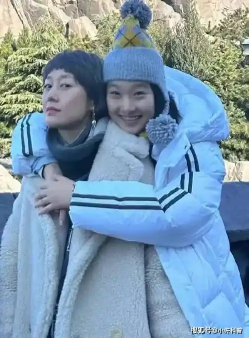 马伊琍15岁女儿晒正面照,穿羽绒服戴针织帽,长得像爸气质随妈!