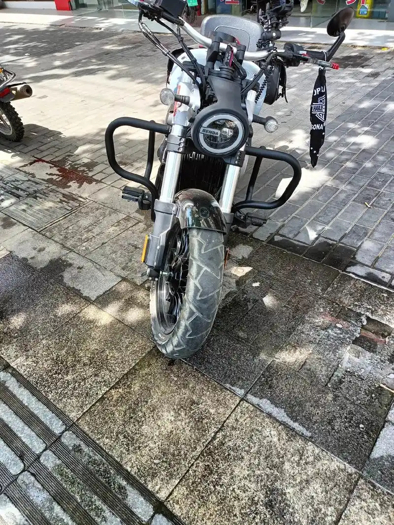 21年6月上牌金吉拉300,实表9900公里,车况精品    加装护杠    折叠