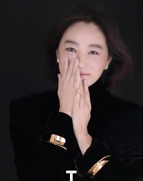 68岁林青霞素颜照曝光,略微发福皮肤松弛,戴155万钻石手镯抢镜_时尚