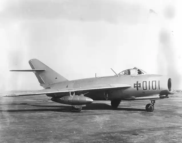 试制苏联转让的米格-17f喷气式歼击机(后改称56式即歼5型飞机)的命令