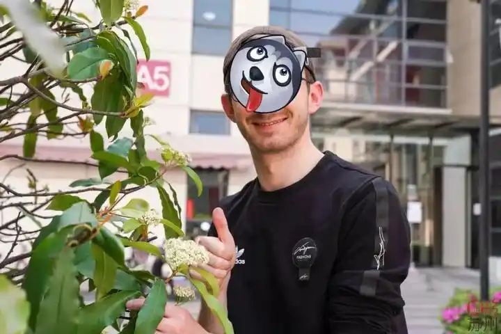 露出了 尴尬又不失神秘的微笑.