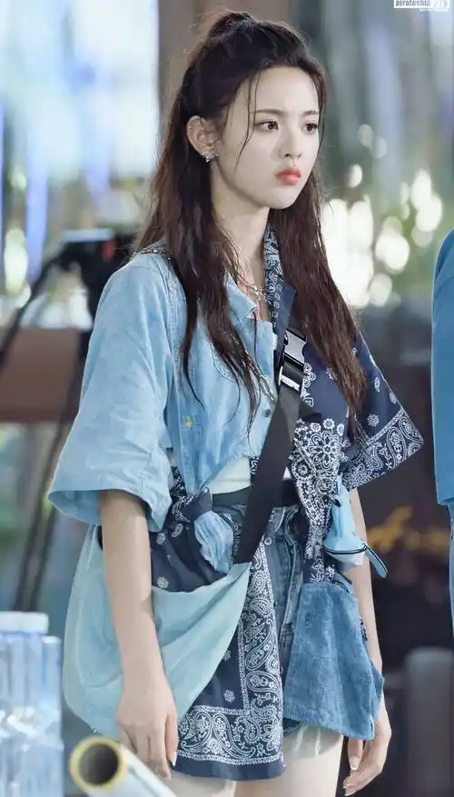 杨超越牛仔超短裤大长腿写真