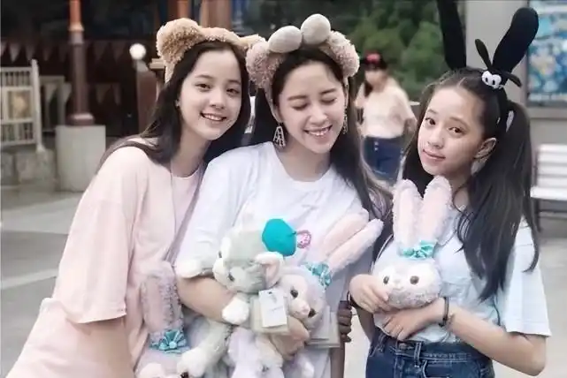 打扮时髦爱买名表买跑车,动辄千万起步,所以说欧阳娜娜赚钱养全家实属