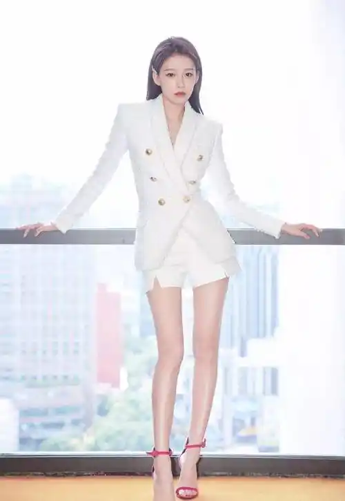 这13位女明星的大长腿笔直纤细,个个都是"腿精"_杨幂_古力娜扎