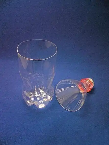 矿泉水瓶简单手工大全使用剪刀将水瓶开口的上部分