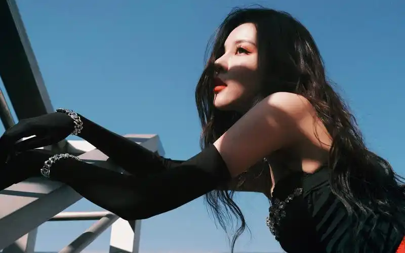 宋妍霏红色长裙性感写真图片壁纸