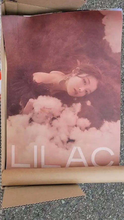iu超话#iu 5th album lilac#onlyu美图 - 210327 iu 专辑内页海报预览