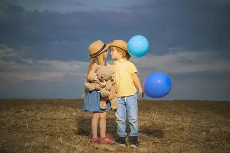 可爱的小男孩和女孩.享受这一刻.在户外玩的时候.快乐的童年.