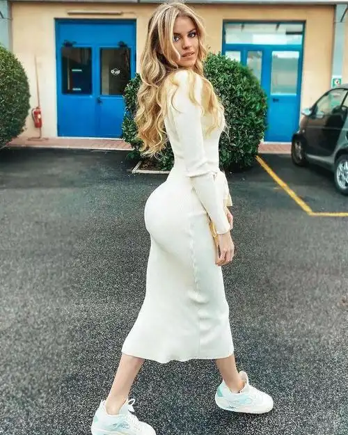 身材更加玲珑曼妙傲人丰满的上围瞬间让人肾上激素飙升全身上下没有一