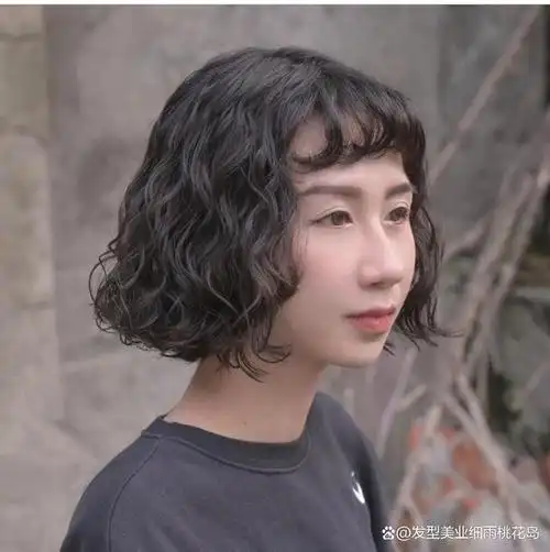 松软耐看的短发全头烫