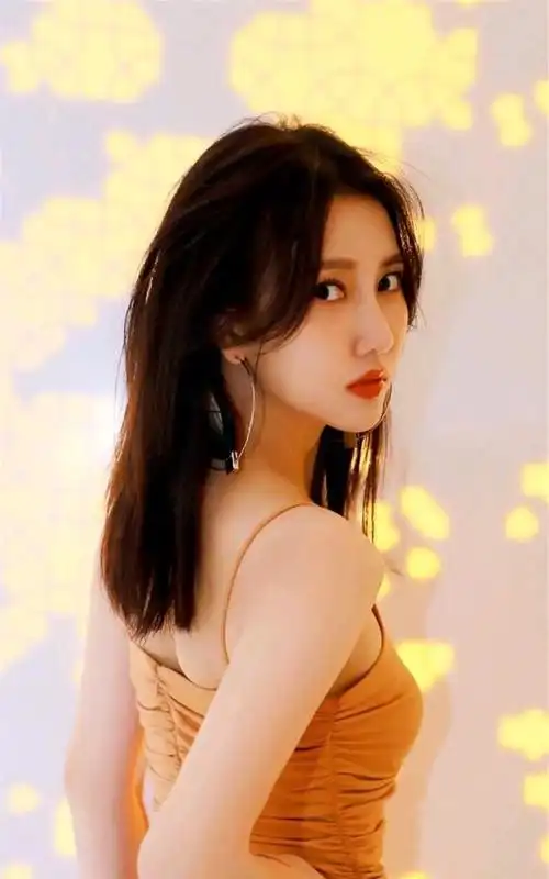 弦子吊带裙魅力四射美图