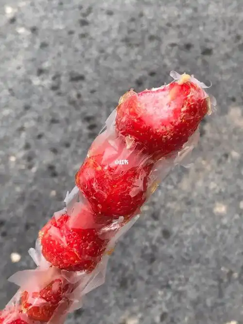 2元一串的冰糖草莓