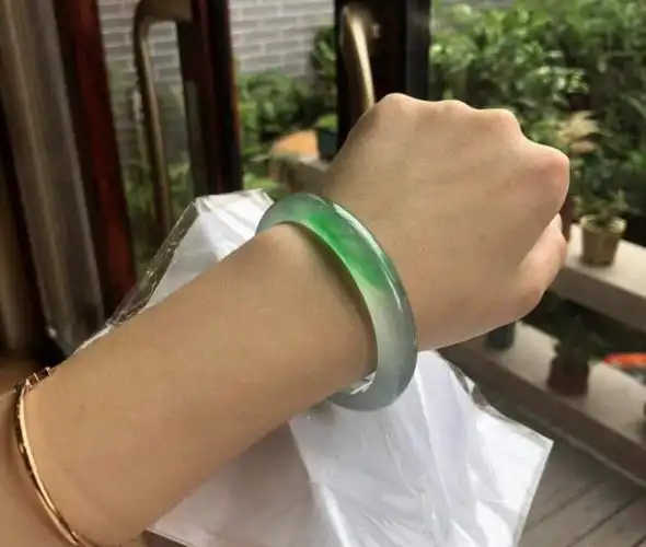 佩戴翡翠手镯在左手还是右手呢听听专家的建议