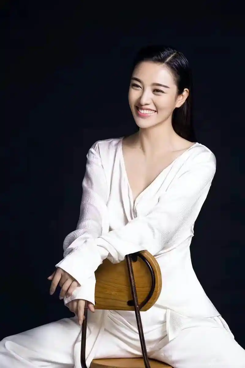 郑清文写真大片曝光 温文尔雅造型百变