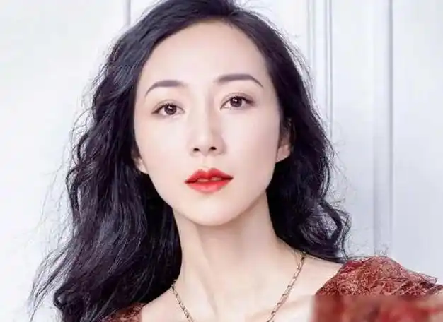 当然,除了以上这些坚持初心的女神们,娱乐圈中还有一些女明星选择了另