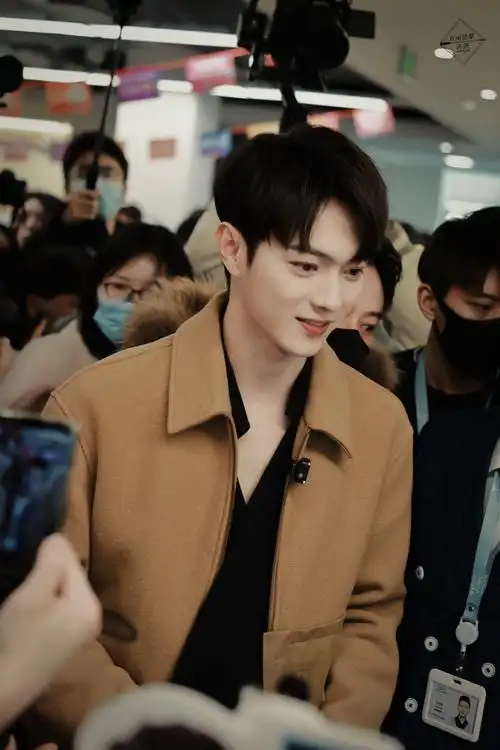 许凯超话xk#许凯入职瑷尔博士#383936383639  今天是客服