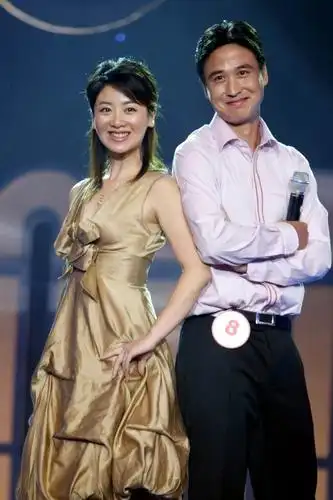 图文-祁宏现身《绝代双娇》 与美女演绎亲密恋人