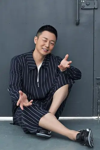 刘奕君日系写真曝光 居家休闲难挡熟男魅力