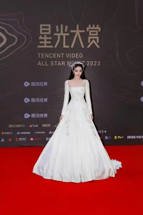 迪丽热巴的胸刘亦菲的腿杨采钰的腰这些中年女星简直迷死人