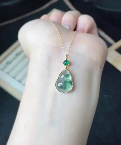 光感满满 款式新颖 佩戴起来绝绝子#天然翡翠  #翡翠葫芦吊坠  #葫芦