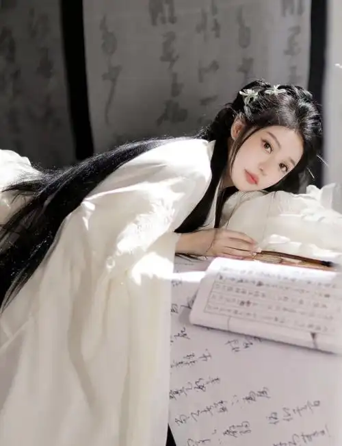 古风头像/古风壁纸/汉服 古墨轻磨满几香,独守千秋纸上尘 dt三色堇儿