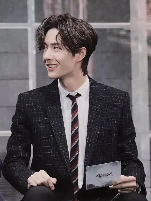 王一博身穿一件白色衬衫搭配条纹领带,绅士又帅气!