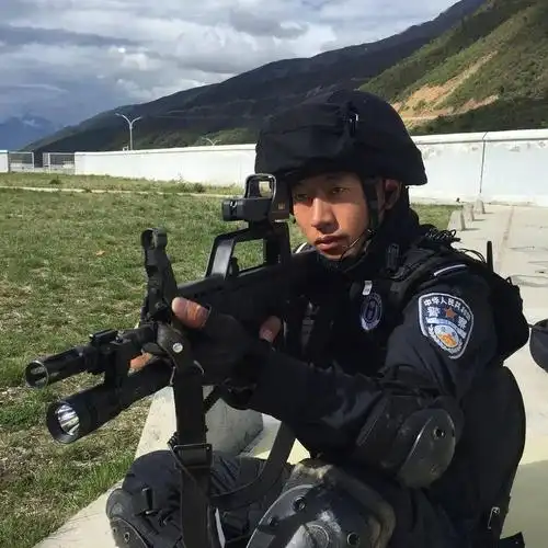 这身特警作战服是他永不褪色的皮肤