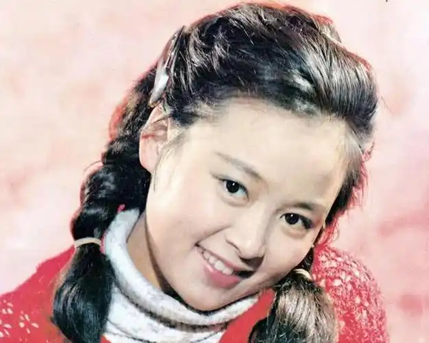 回顾张瑜与导演张建亚离婚后单身32年直言其实我蛮可怜的