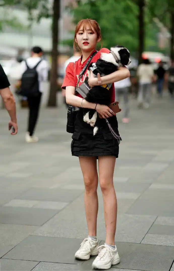 小乖小乖的女生腿长还可爱手抱小狗狗爱心十足