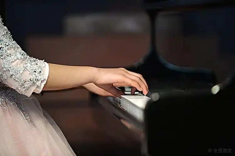 弹钢琴图片_弹钢琴图片素材_弹钢琴图片大全_弹钢琴高清图片_全景视觉
