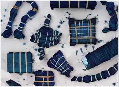 扎染的制作工具很简单,需要扎染染料,空白棉方巾和t恤,扎染棉线,手