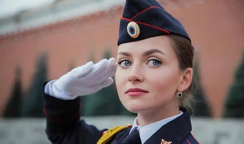 巾帼不让须眉,俄罗斯美女警察颜值高实力更强