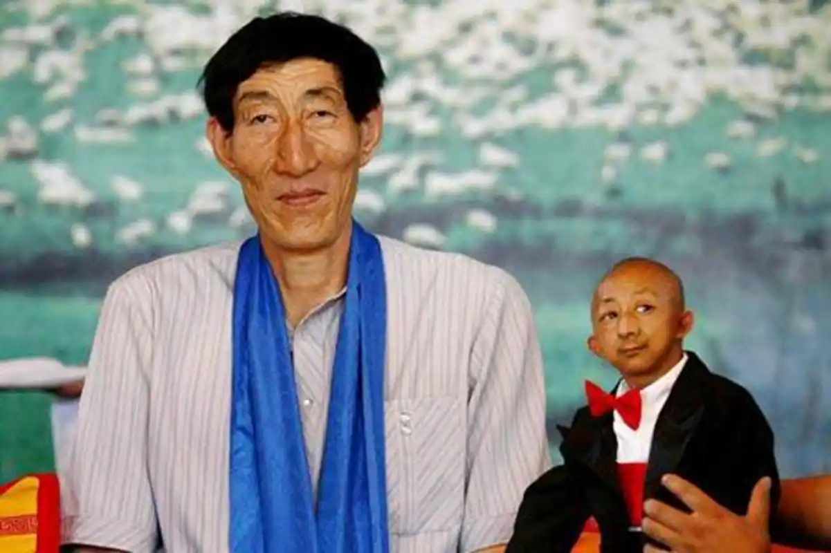 国内第一巨人鲍喜顺:12年前不听医生劝执意生子,如今怎么样了