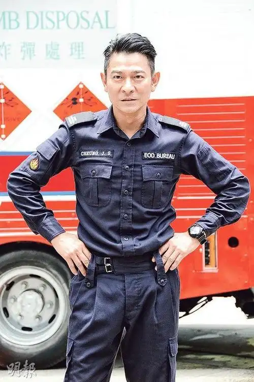 刘德华穿70磅防爆衣酷暑中拍戏