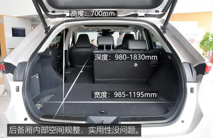 地板凸起不多而且中间座椅也没有很硬,还配有大尺寸天窗增加通透感