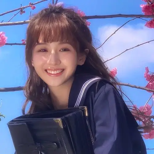 求仰头笑起来眼睛弯弯的看起来很开心的头像