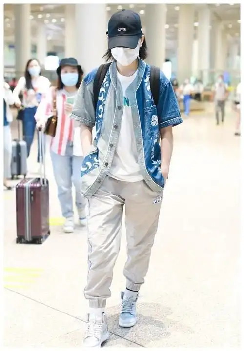 8月11日,北京,李斯丹妮现身机场,她身穿牛仔马甲搭配白t帅气时尚,单手