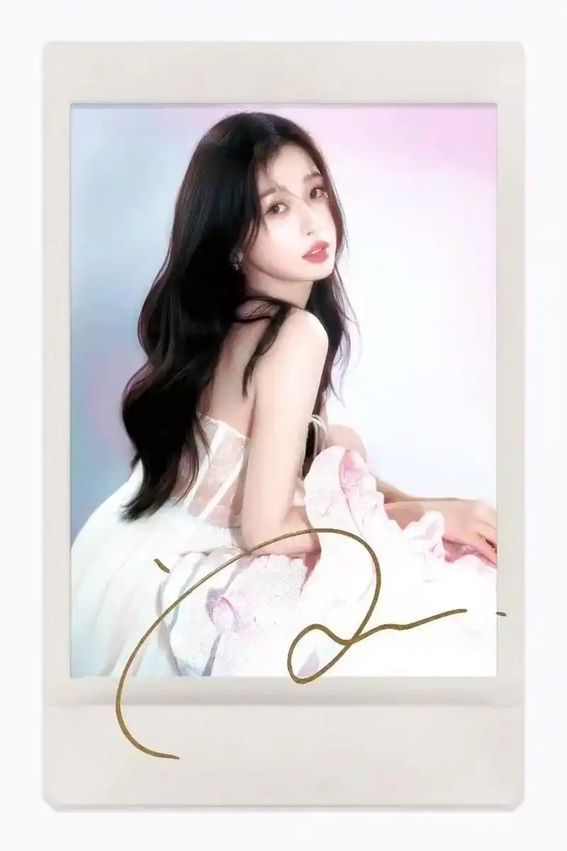 虞书欣 签名拍立得!
效果图展示,安排完落笔处会有