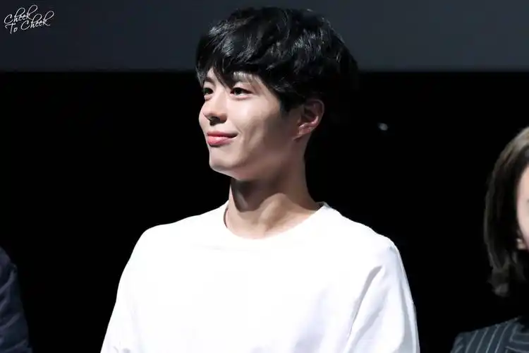 一波旧照~中国城 舞台问候 白嫩可爱刘海好长…朴宝剑 头像 手机壁纸